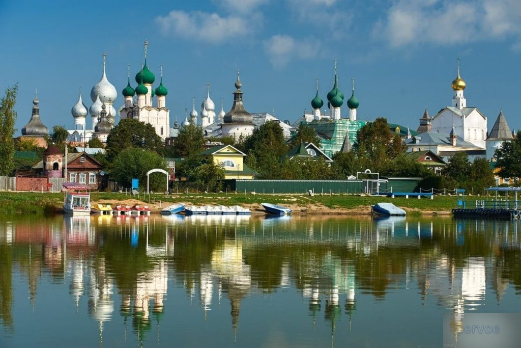 Город с отражением в воде