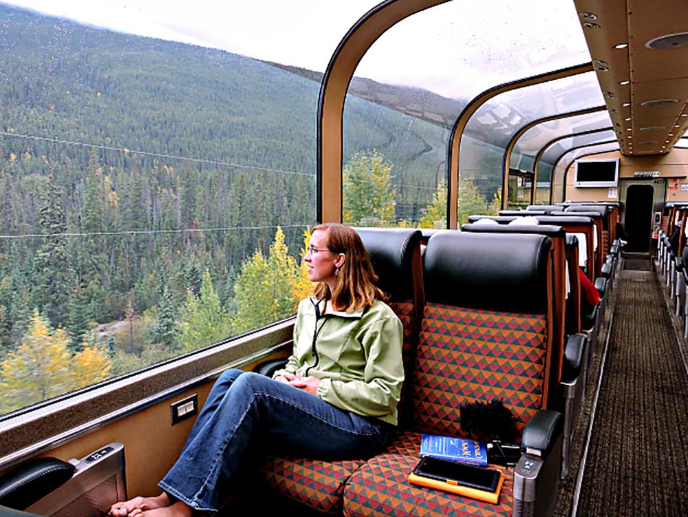 Девушка едет в путешествие на поезде
