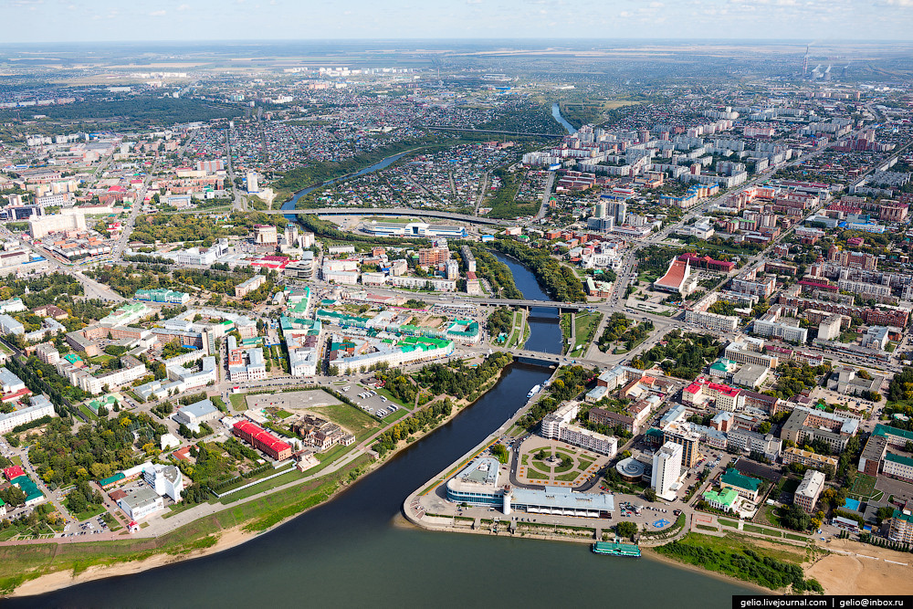 Вид на гороД, разделенного рекой. с высоты.