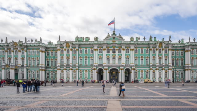 Площадь перед красивым историческим зданием