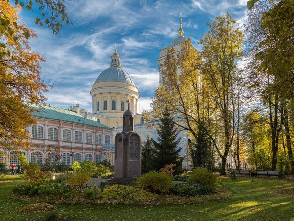 Старинное белокаменное здание