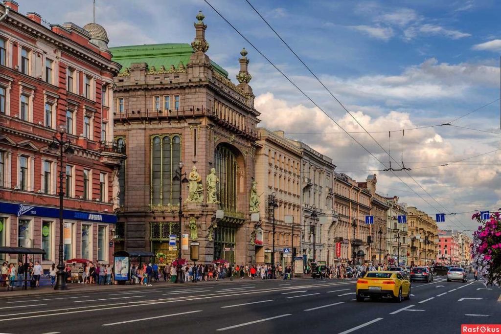 Центральная улица города с историческими постройками