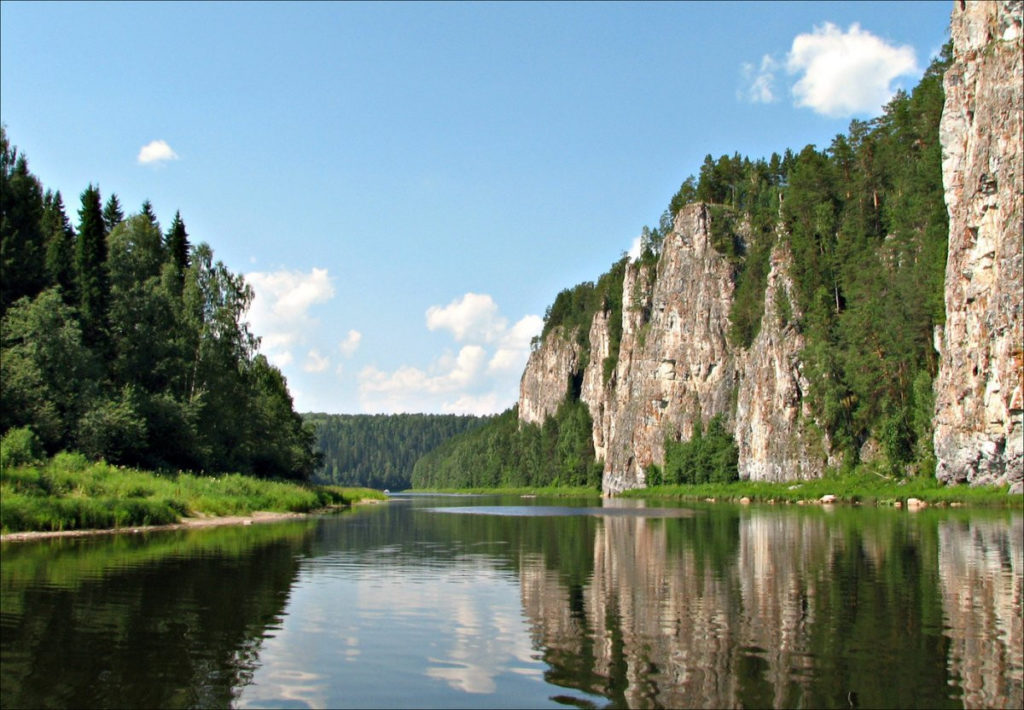 Река с чистой водой и скалистым берегом