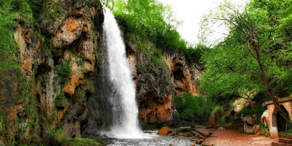 Красивый водопад с отвесной скалы