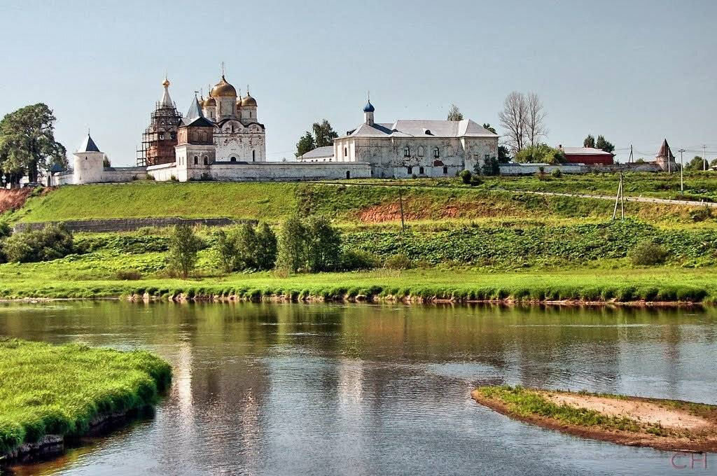 Пологий склон берега реки, а на верху древний кремль.