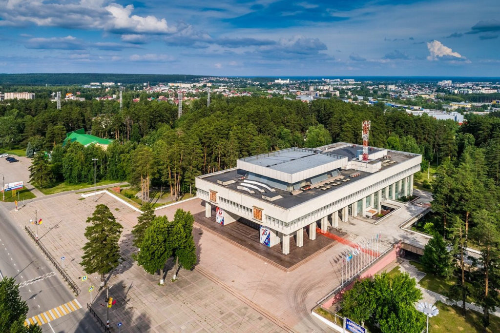 Площадь города с большим зданием белого цвета