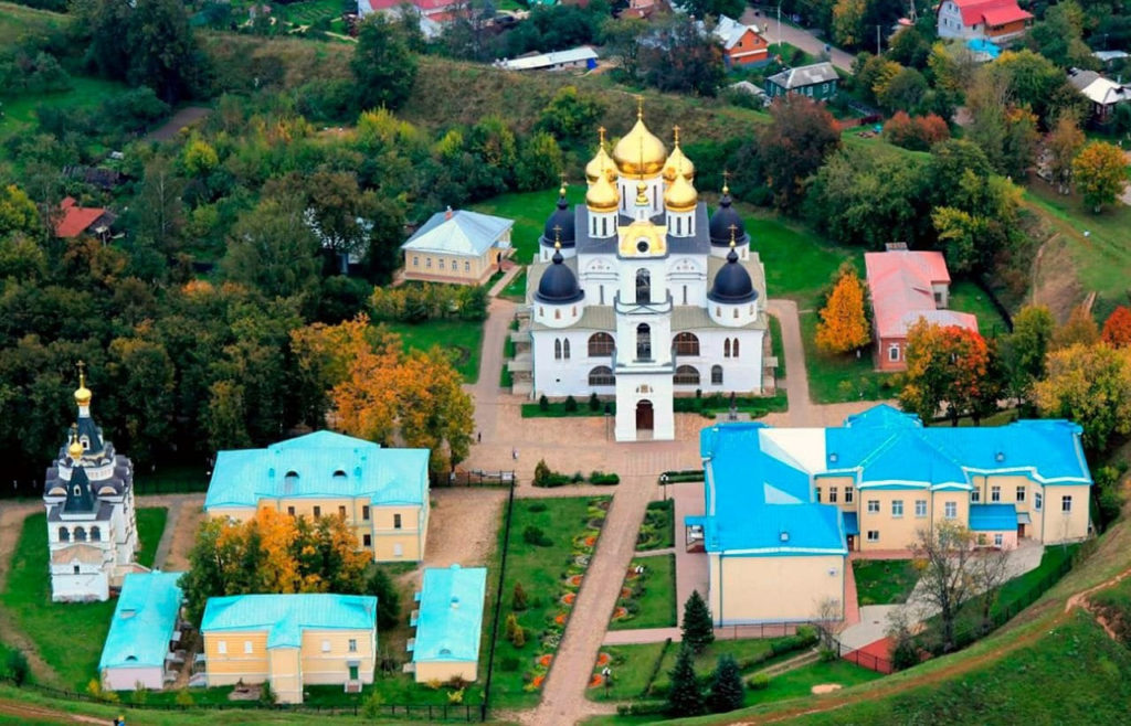 Вид на небольшой кремль с храмом и несколькими постройками с верху